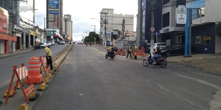 Trânsito é liberado em trecho da Av. Vicente Simões
