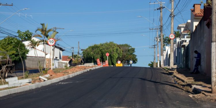 Em Pouso Alegre tem início o asfaltamento da Avenida do Píer em Pouso Alegre