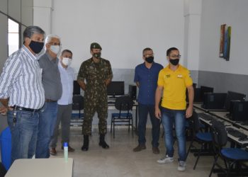 Prefeito Rafael Simões visita estrutura reformada no 14° GAC para atender jovens da cidade