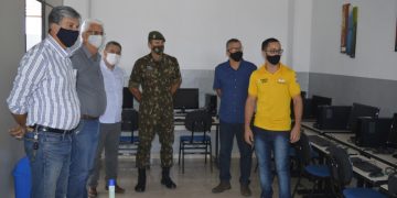 Prefeito Rafael Simões visita estrutura reformada no 14° GAC para atender jovens da cidade