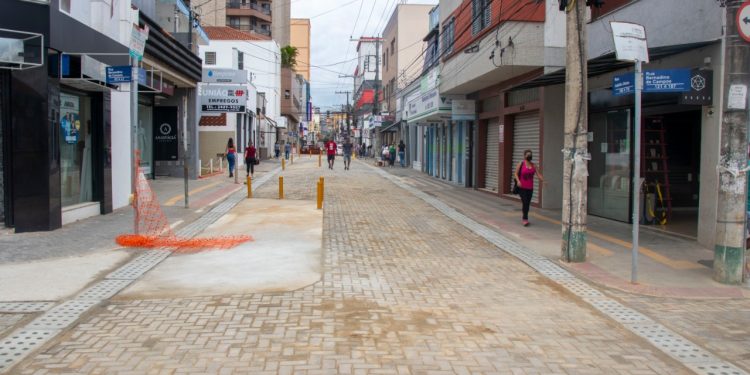 Obras na Rua Adolfo Olinto param para apoiar o comércio de fim de ano