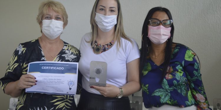 Secretaria de Educação de Pouso Alegre entrega prêmios a profissionais