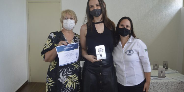 Secretaria de Educação de Pouso Alegre entrega prêmios a profissionais