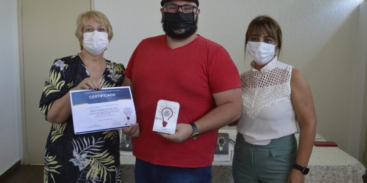 Secretaria de Educação de Pouso Alegre entrega prêmios a profissionais