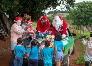 Em Pouso Alegre alunos de Escola Municipal do Maçaranduba recebem kits de Natal