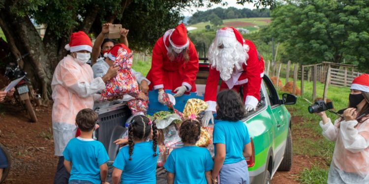 Em Pouso Alegre alunos de Escola Municipal do Maçaranduba recebem kits de Natal