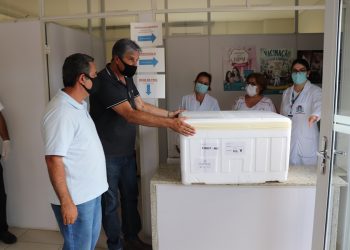 Estado entrega doses de vacina contra covid-19 e vacinação tem início em Pouso Alegre