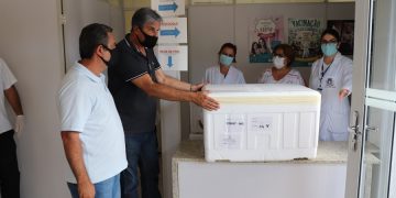 Estado entrega doses de vacina contra covid-19 e vacinação tem início em Pouso Alegre