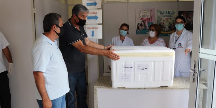Estado entrega doses de vacina contra covid-19 e vacinação tem início em Pouso Alegre