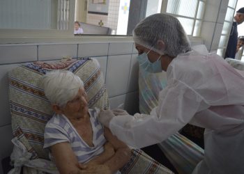 Idosos do Asilo Bethânia, em Pouso Alegre, são vacinados contra Covid-19