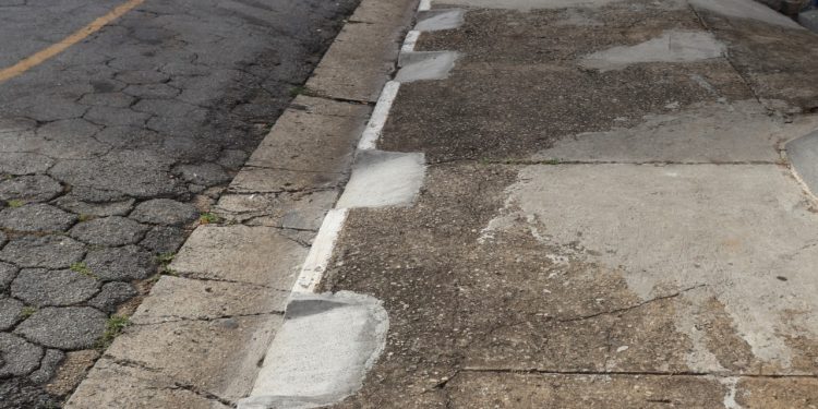Calçadas são problema para mobilidade urbana em Pouso Alegre