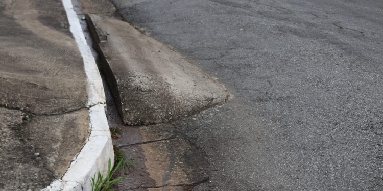 Calçadas são problema para mobilidade urbana em Pouso Alegre