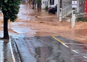 Pouso Alegre é atingida por forte chuva (tromba d’água) e tem pontos de alagamento