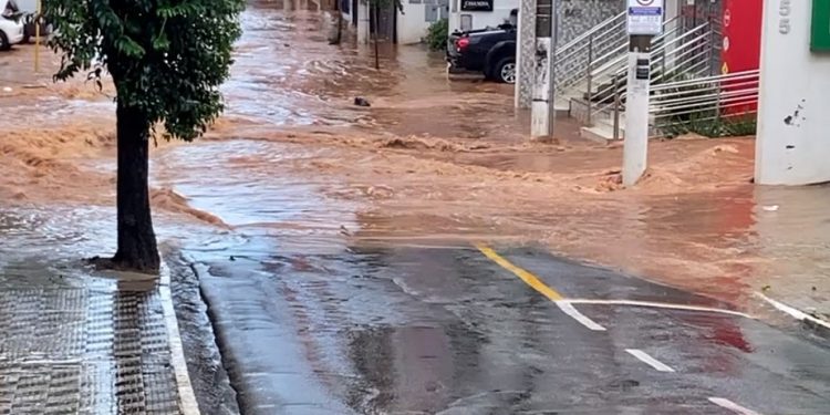 Pouso Alegre é atingida por forte chuva (tromba d’água) e tem pontos de alagamento