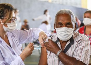 Idosos com 88 e 89 começam a ser vacinados contra a covid-19 em Pouso Alegre