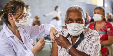 Idosos com 88 e 89 começam a ser vacinados contra a covid-19 em Pouso Alegre