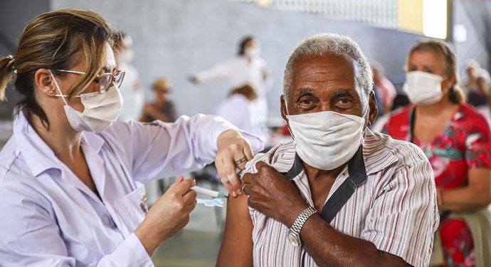 Idosos com 88 e 89 começam a ser vacinados contra a covid-19 em Pouso Alegre