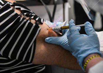 Pouso Alegre inicia aplicação da segunda dose contra covid-19 em idosos acima dos 86 anos