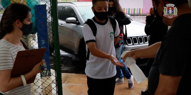 Aulas presenciais são retomadas na rede municipal de Pouso Alegre