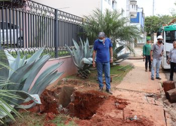 Prefeitura encontra toras de madeira obstruindo tubulação próxima à Câmara Municipal