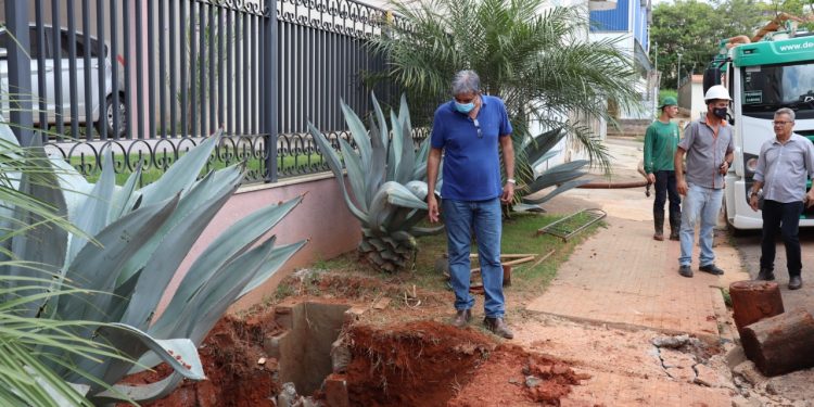 Prefeitura encontra toras de madeira obstruindo tubulação próxima à Câmara Municipal