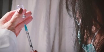 Idosos da zona rural de Pouso Alegre com 90 anos ou mais começam a ser vacinados