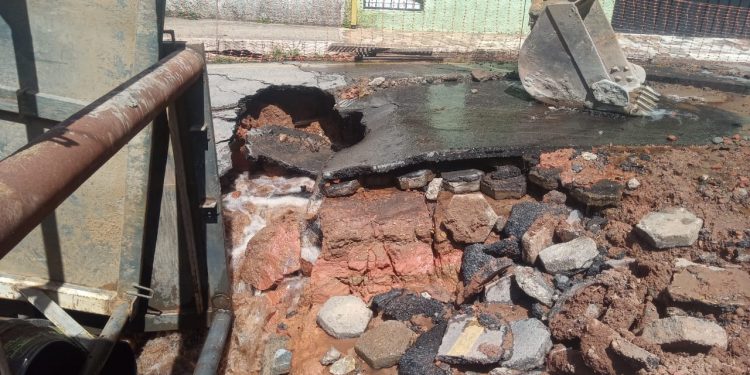 Adutora rompe no Jardim América e interrompe fornecimento de água em parte da cidade