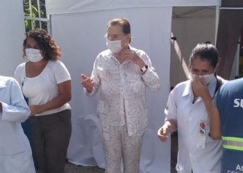Silvio Santos aos 90 anos é vacinado em São Paulo contra a Covid 19