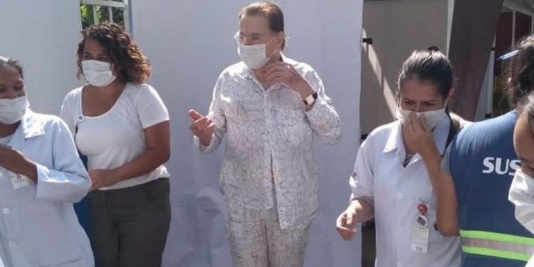 Silvio Santos aos 90 anos é vacinado em São Paulo contra a Covid 19