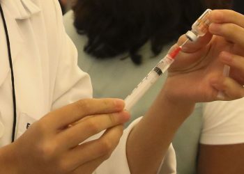 Pouso Alegre vacina profissionais da saúde acima de 35 anos contra covid-19