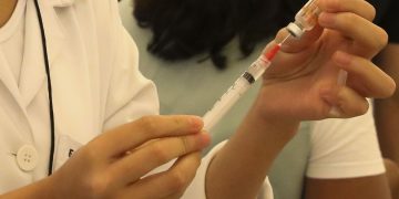 Pouso Alegre vacina profissionais da saúde acima de 35 anos contra covid-19