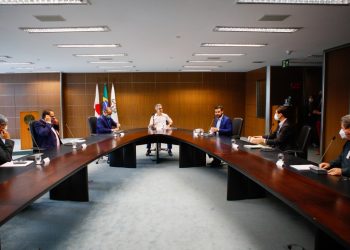Rafael Simões e prefeitos da região se reúnem com governador para buscar soluções