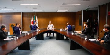 Rafael Simões e prefeitos da região se reúnem com governador para buscar soluções