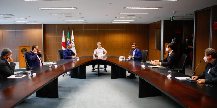 Rafael Simões e prefeitos da região se reúnem com governador para buscar soluções