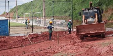 Obra de construção de campo de futebol no bairro São João está em reta final
