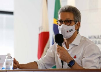 Governador Romeu Zema passa a criticar a gestão da pandemia