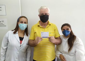 Neilo Machado toma primeira dose da vacina contra a Covid