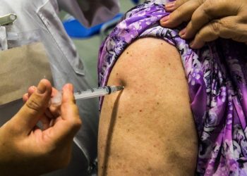 Idosos de 62 anos recebem vacina contra covid-19 nesse quinta nos Postos de Saúde