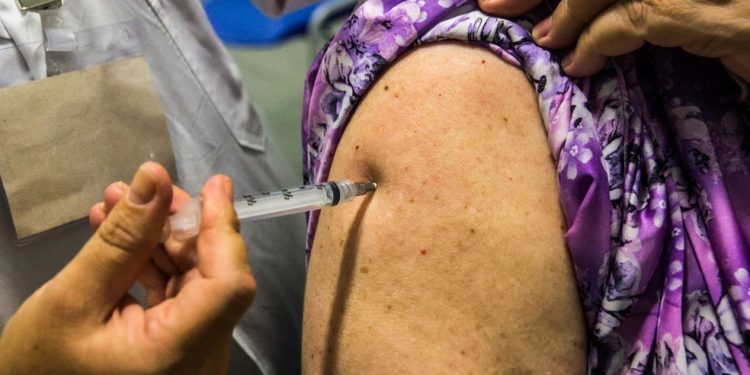 Idosos de 62 anos recebem vacina contra covid-19 nesse quinta nos Postos de Saúde