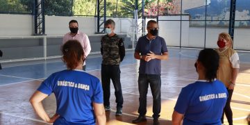 Após reconstrução, quadra no Jardim Iara recebe projetos esportivos
