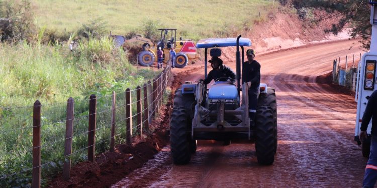 Prefeitura de Pouso Alegre inicia asfaltamento no bairro Anhumas
