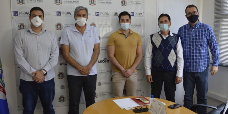 Diretor do Colégio João Paulo II recebe visita do presidente do COREN-MG