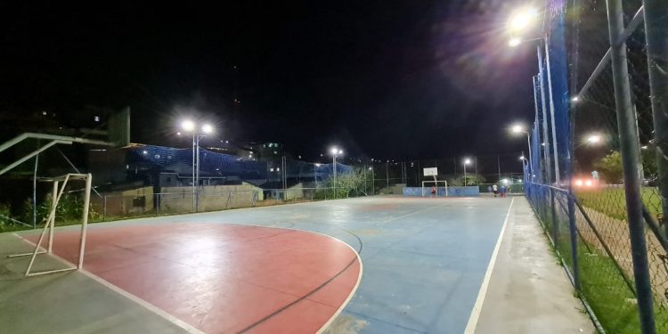 Quadras de futsal e areia do Colinas de Santa Bárbara recebem iluminação de LED