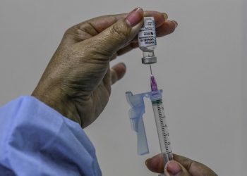 Vacina contra a covid-19 será aplicada em pessoas com mais de 55 anos com comorbidades