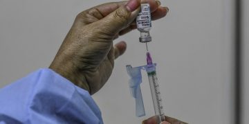 Vacina contra a covid-19 será aplicada em pessoas com mais de 55 anos com comorbidades