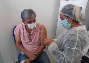 Prefeito Rafael Simões, recebe a 1ª dose contra a covid-19