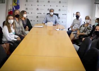 Pais entregam abaixo-assinado em apoio à volta às aulas em Pouso Alegre