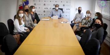 Pais entregam abaixo-assinado em apoio à volta às aulas em Pouso Alegre