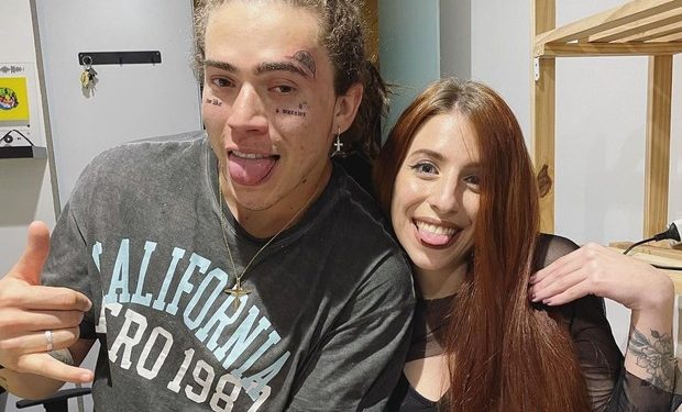 Whindersson faz tatuagens no rosto e fãs se preocupam