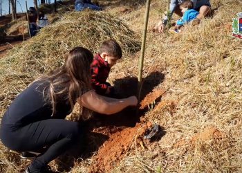 Prefeitura de Pouso Alegre realiza plantio de mudas de árvores em parceria com ciclistas